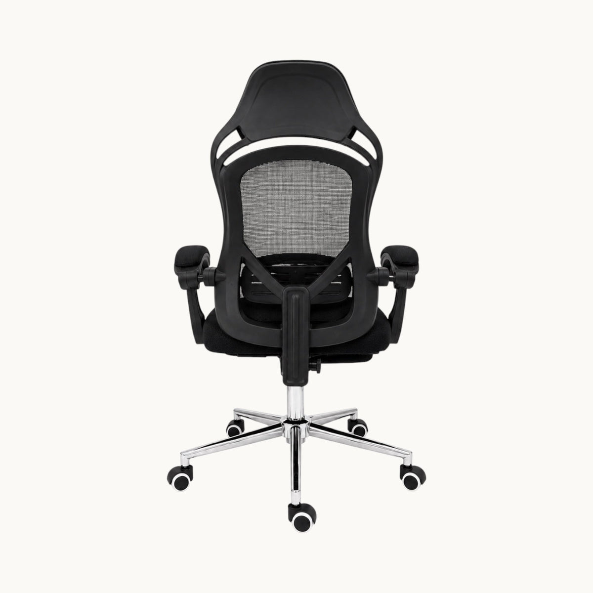 Vista trasera de la silla ergonómica SIT Ergo con respaldo de malla negra, soporte lumbar y base cromada con ruedas.