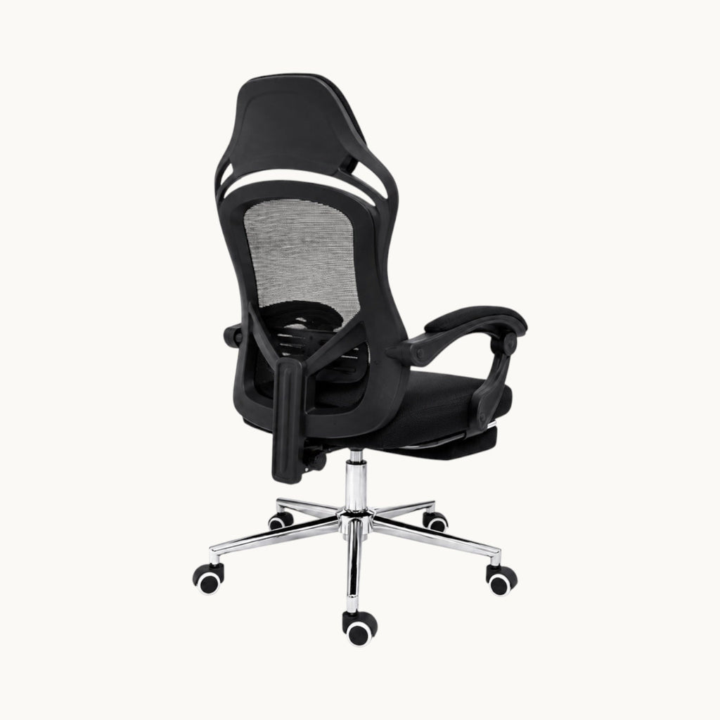 Vista trasera de la silla ergonómica SIT Ergo con respaldo de malla negra, soporte lumbar y base cromada con ruedas.