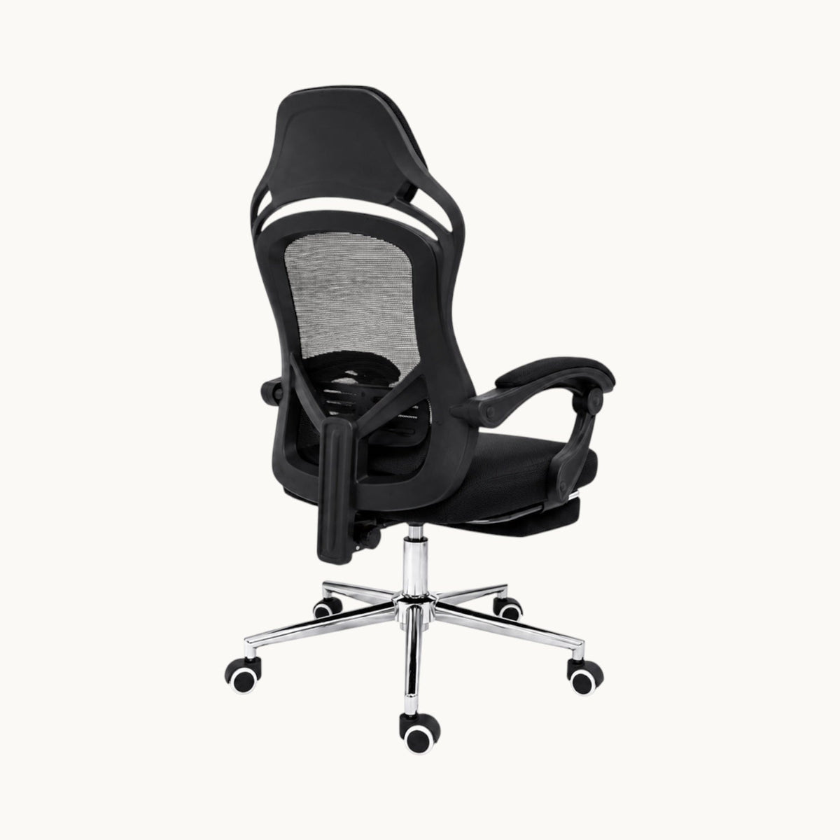 Vista trasera de la silla ergonómica SIT Ergo con respaldo de malla negra, soporte lumbar y base cromada con ruedas.
