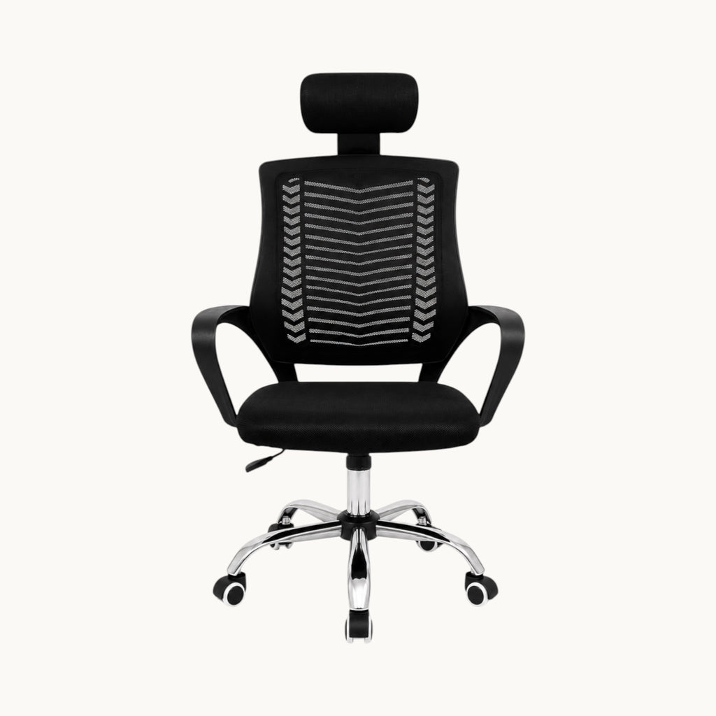 Silla ergonómica SIT Prime de color negro con respaldo de malla transpirable, apoyacabezas y base cromada con ruedas.