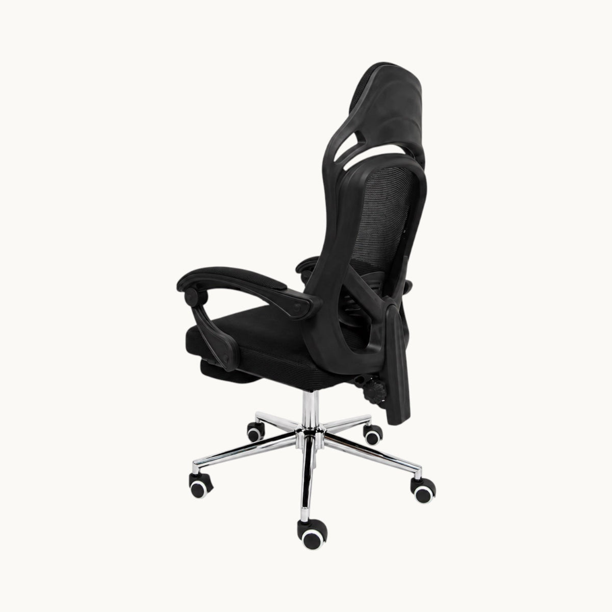 Silla ergonómica negra SIT con respaldo alto de malla, soporte lumbar, base cromada y ruedas, vista trasera.