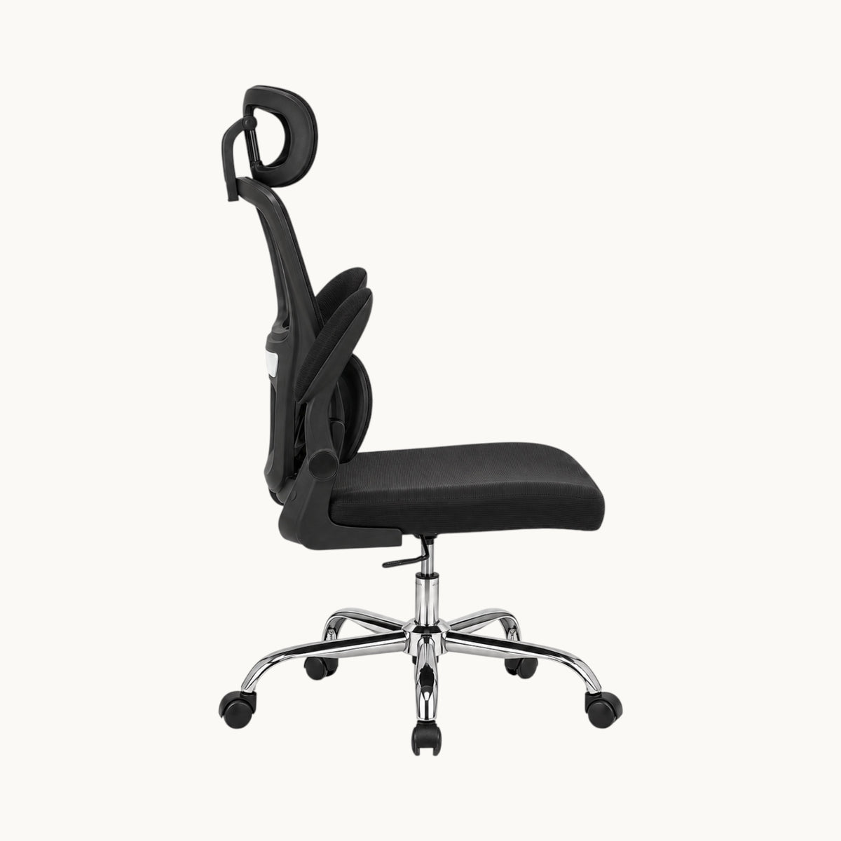 Silla ergonómica de oficina SIT Prime con respaldo de malla negra, apoyacabezas y base cromada vista de perfil