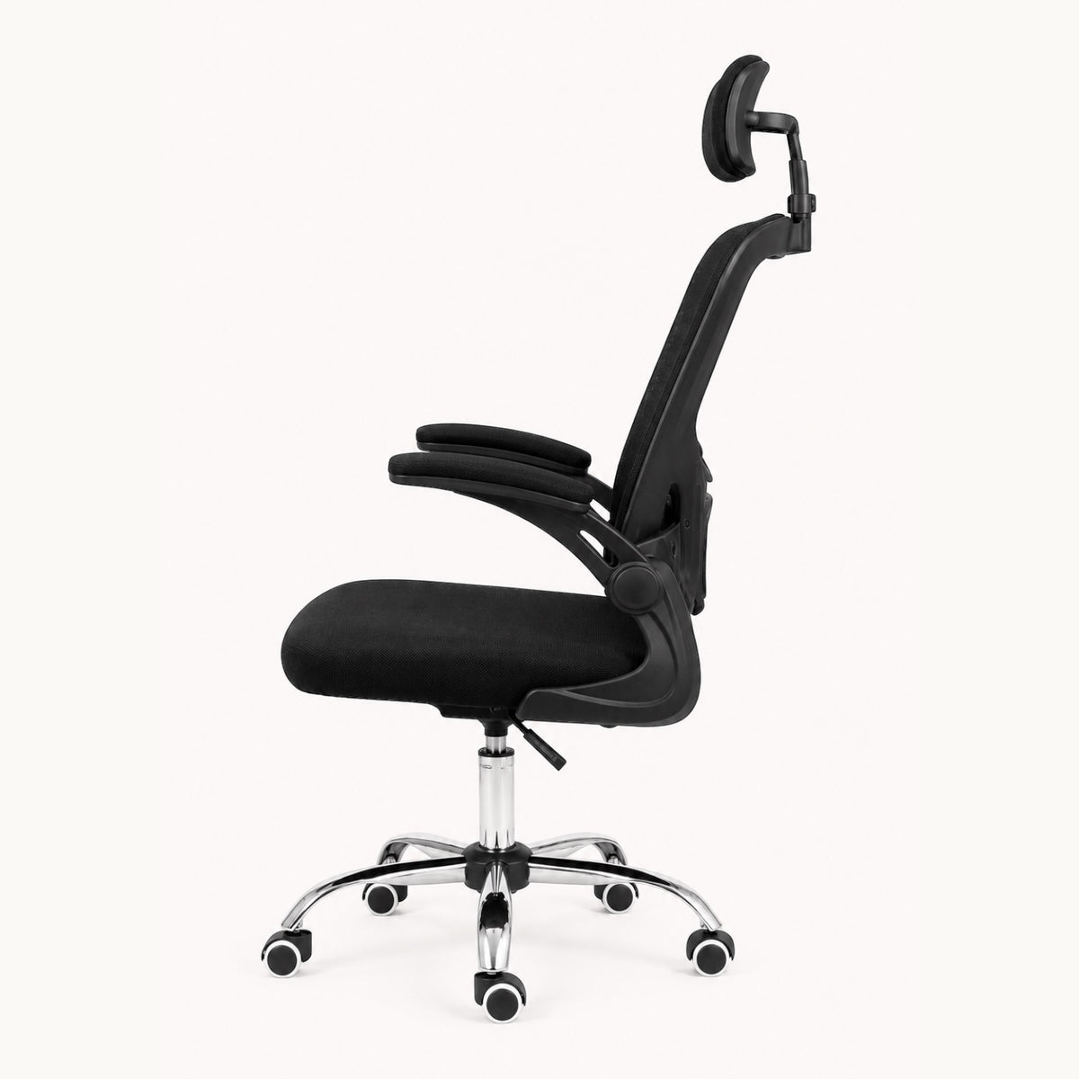 Vista lateral de la silla ergonómica SIT Vertex negra con respaldo de malla, apoyabrazos retráctiles y base cromada.