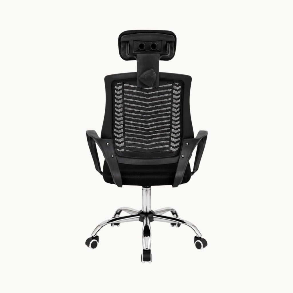 Silla de oficina ergonómica SIT Prime con respaldo de malla negra, apoyacabezas y base cromada vista trasera