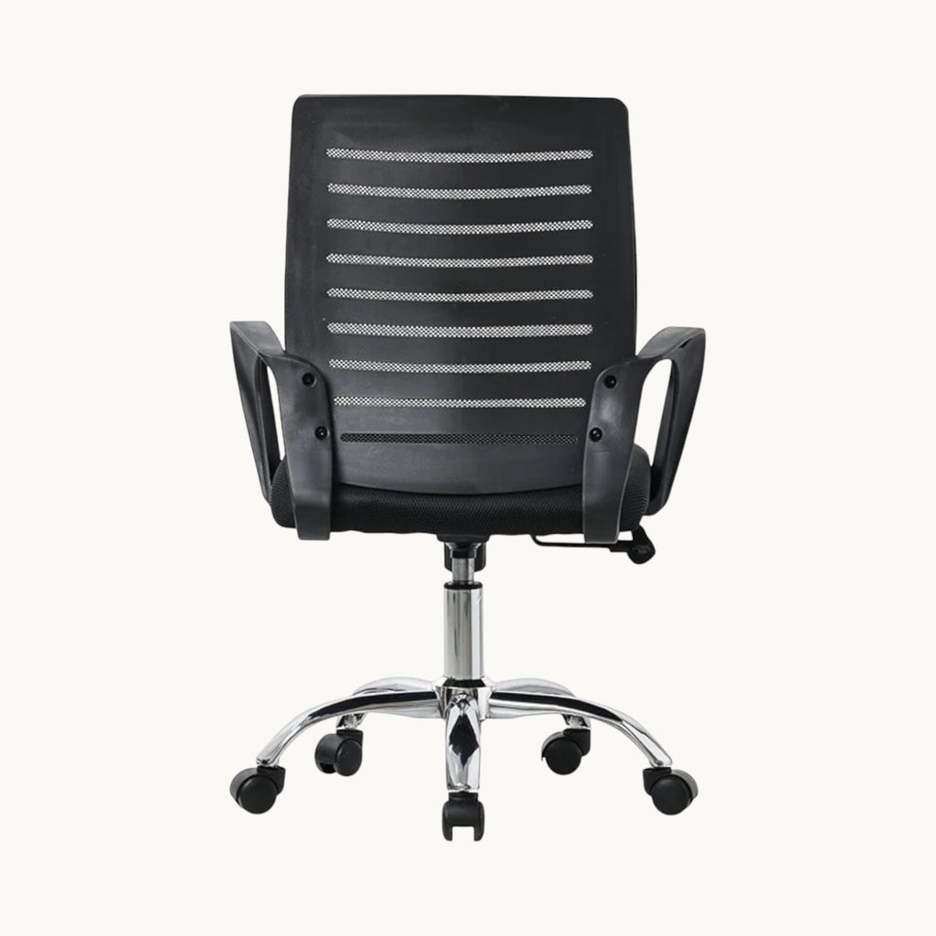 Silla de oficina ergonómica SIT Air con respaldo de malla negra, asiento acolchado y base metálica cromada con ruedas.