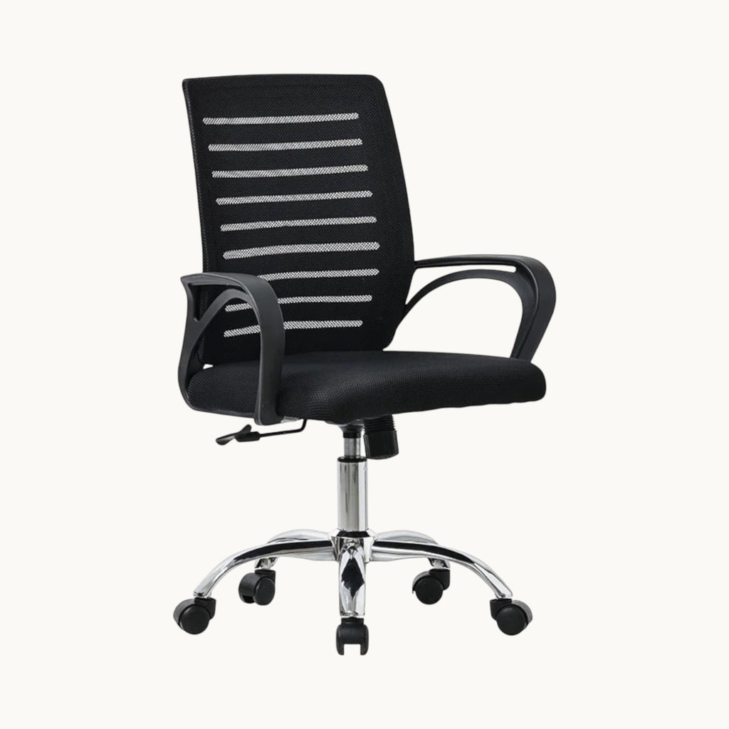 Silla de oficina ergonómica SIT Air en color negro con respaldo de malla transpirable y base metálica cromada.