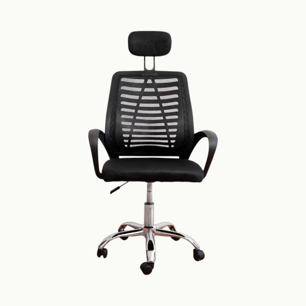 Silla de oficina ergonómica SIT Zenith negra con respaldo de malla transpirable, cabecera y base cromada con ruedas.