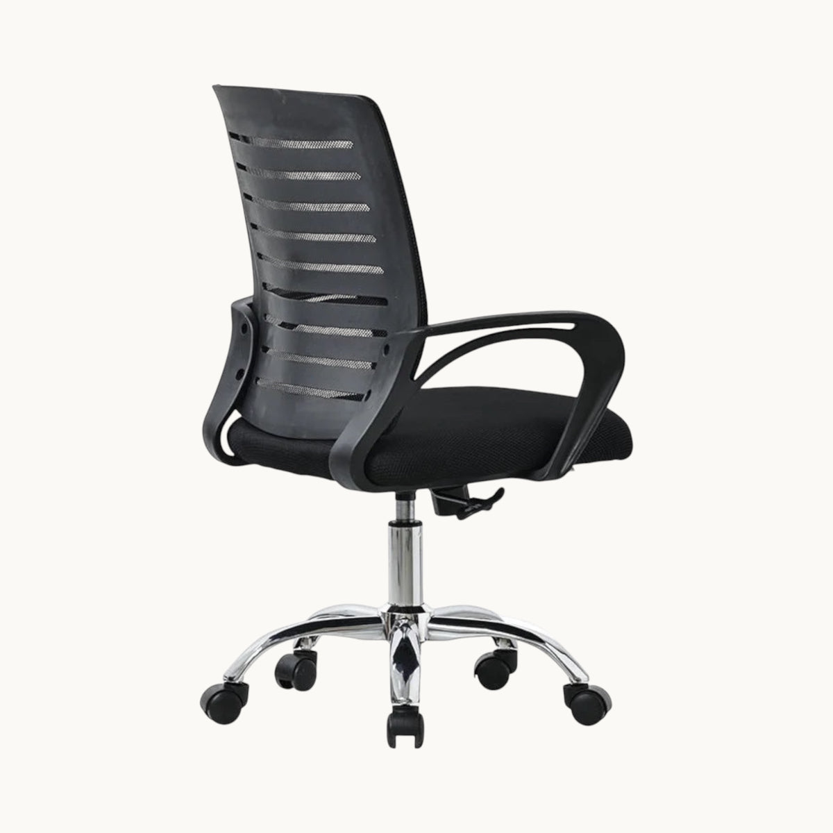 Silla de oficina ergonómica SIT Air en color negro con respaldo de malla transpirable y base metálica cromada.