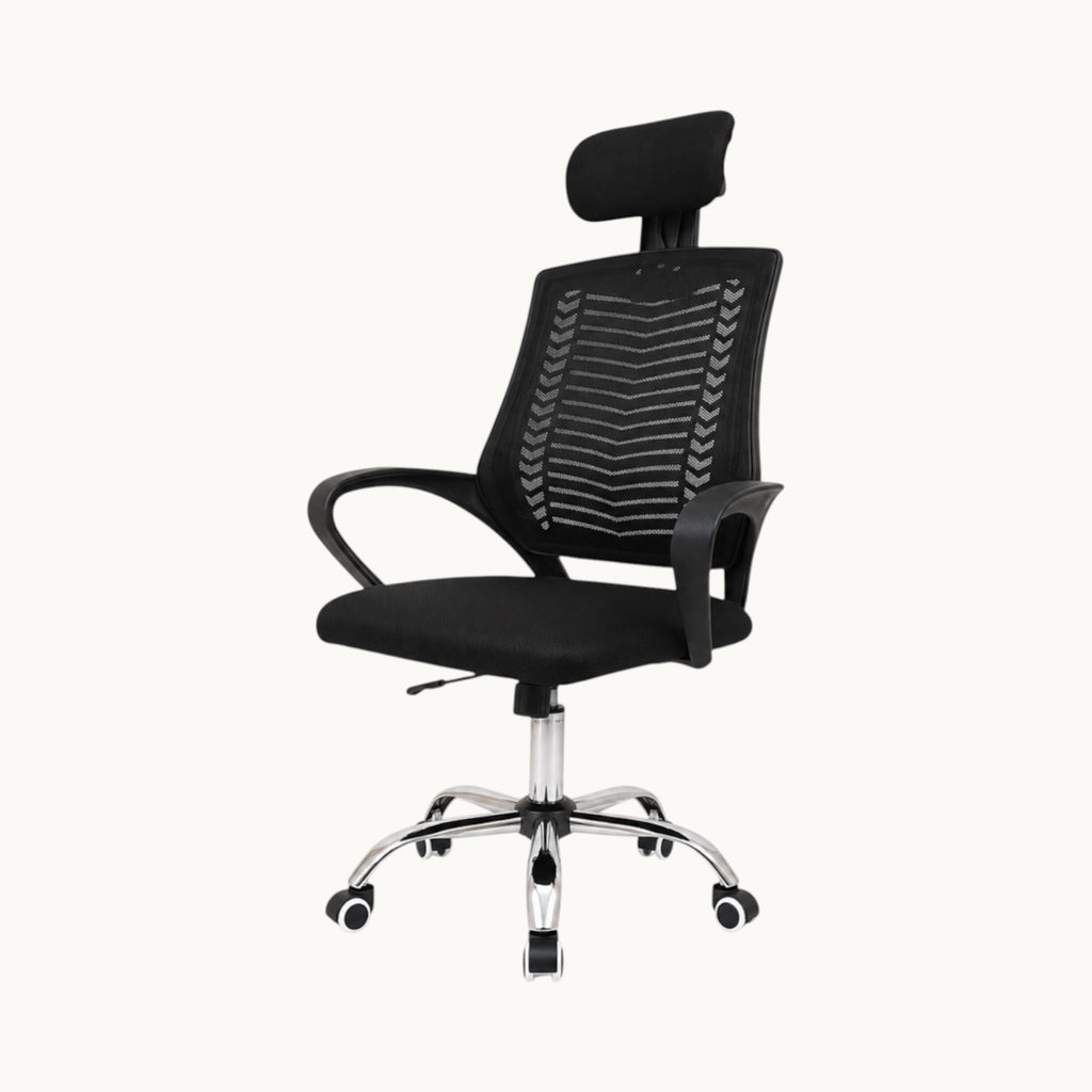 Silla de oficina ergonómica SIT Prime con respaldo de malla negra, apoyacabezas y base cromada con ruedas.