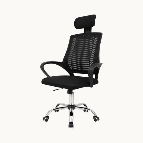 Silla de oficina ergonómica SIT Prime con respaldo de malla negra, apoyacabezas y base cromada con ruedas.