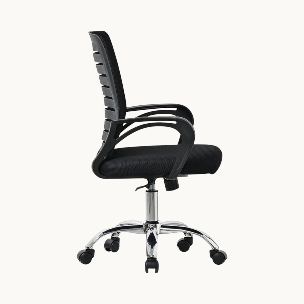 Silla de oficina ergonómica SIT Air en color negro con respaldo de malla transpirable y base metálica cromada